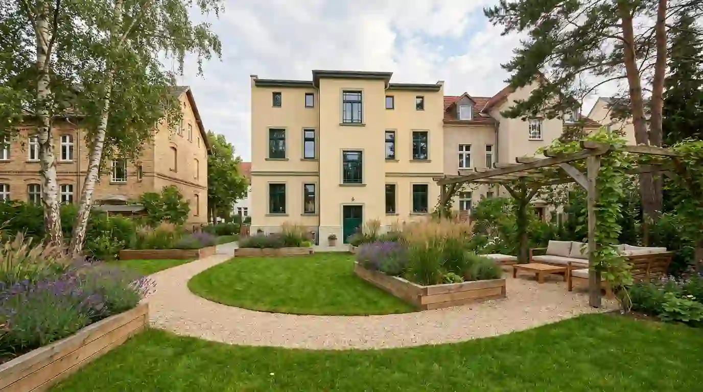 Gartengestaltung mit Kiesweg, Hochbeeten und Holzpergola vor Berliner Altbau – Berliner Galabau